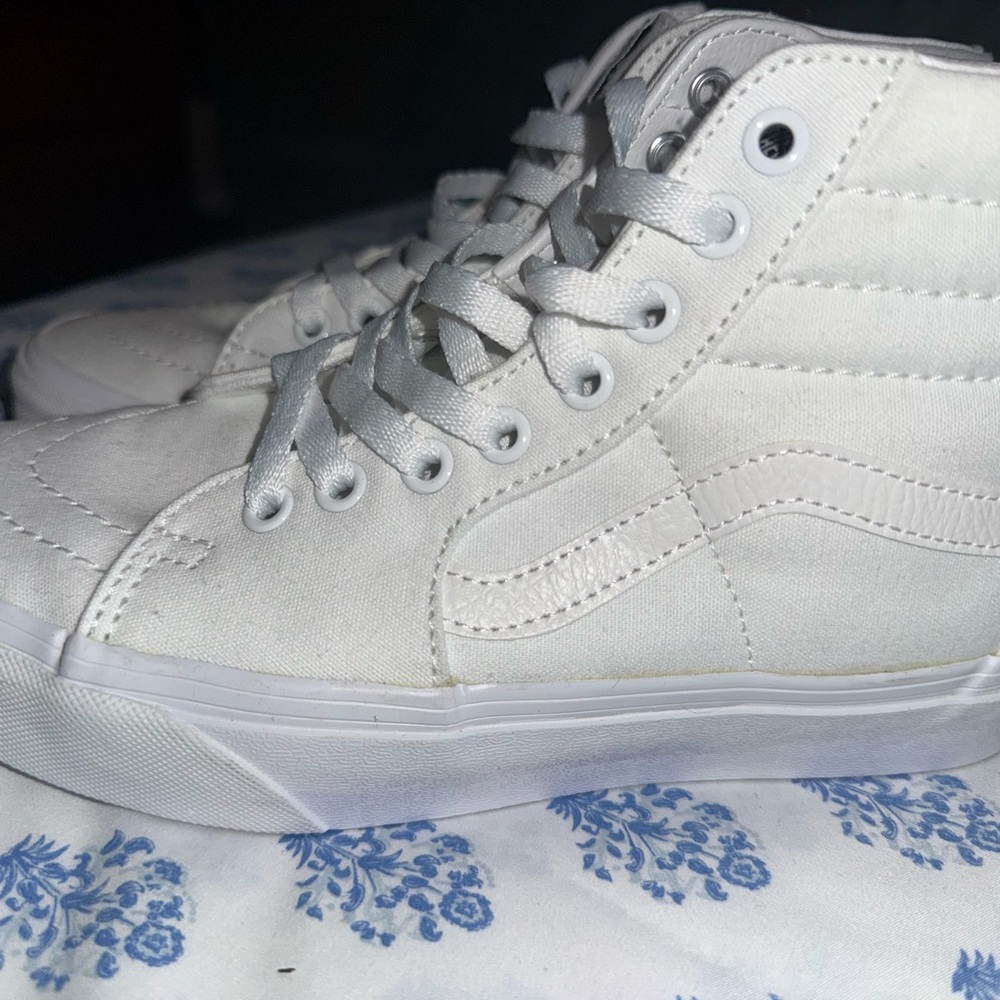White High-Top Ski- Hi Vans Sneakers